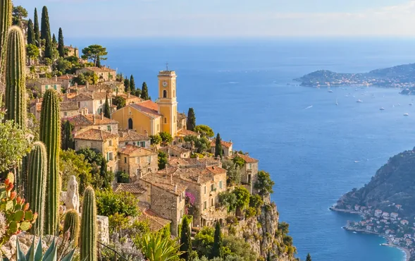 Village perché au-dessus de la mer